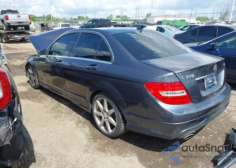 2014 Mercedes-Benz C 300 Luxury 4Matic/Sport 4Matic z USA, uszkodzony, nr VIN WDDGF8AB8ER318100